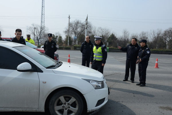 局长于洪洲深入卡点看望慰问执勤民警及警务辅助人员