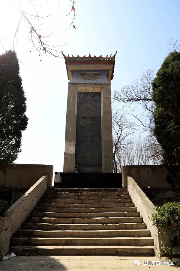 矗立在动迁之家一高老校区的吕不韦墓碑,基座上还有人们敬献的鲜花